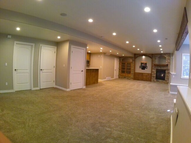 Building Photo - 5 bdrm 3bth Home 3 Car Garage Some utilities included