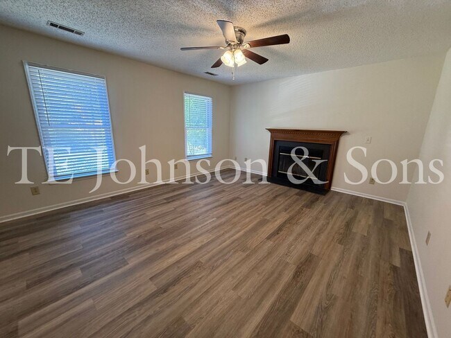 Building Photo - Charming 3-Bedroom Home with Spacious Yard...