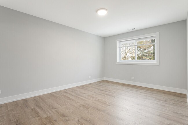 Building Photo - 2333 W Lunt Ave