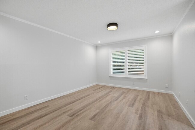 Building Photo - 1906 Hillingway St