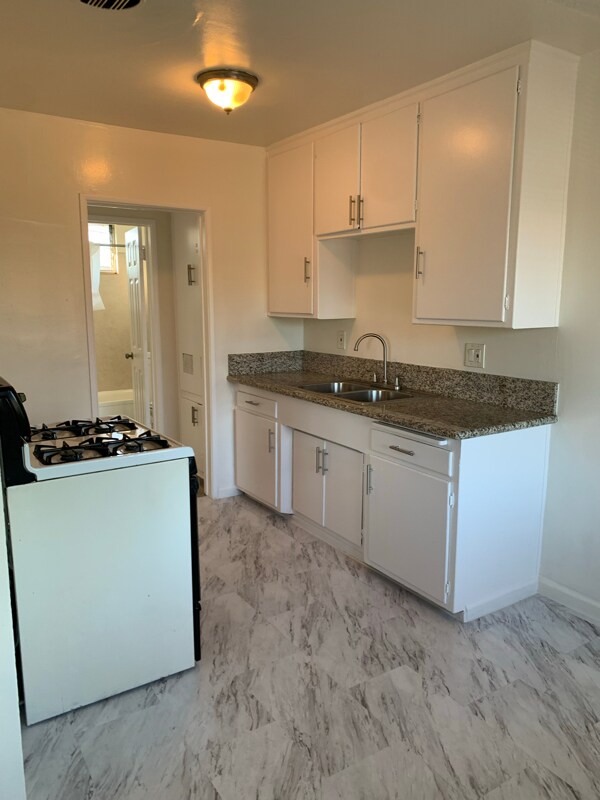 Building Photo - 1070 Gardenia Ave