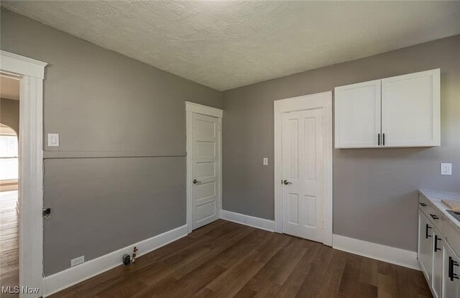 Building Photo - 353 S Maple St