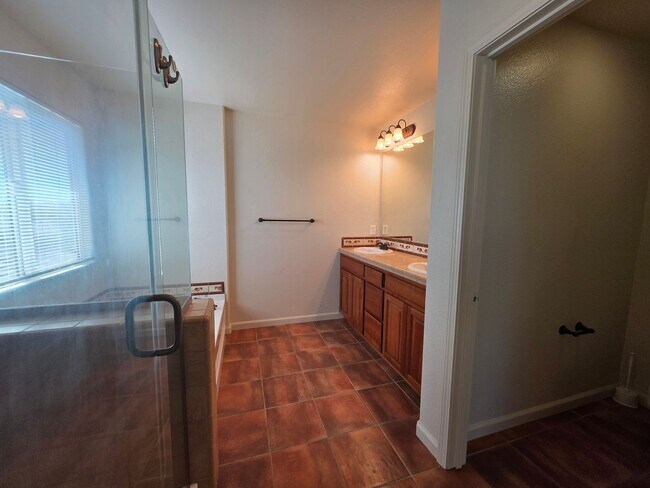 Building Photo - 3 bedroom with an extra office/den space in Modesto!