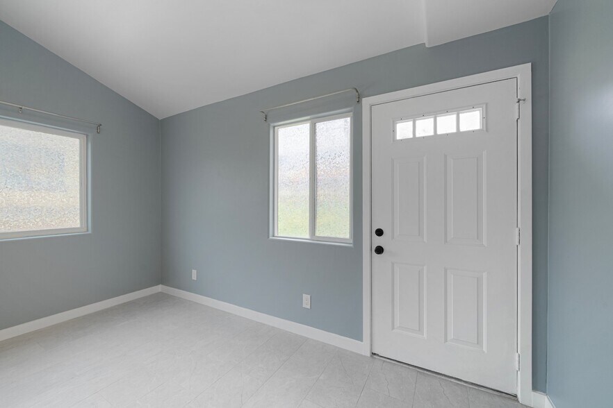 Building Photo - 808 St Louis Ave