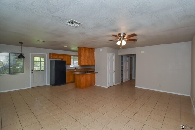 Building Photo - 1101 S Avenue C