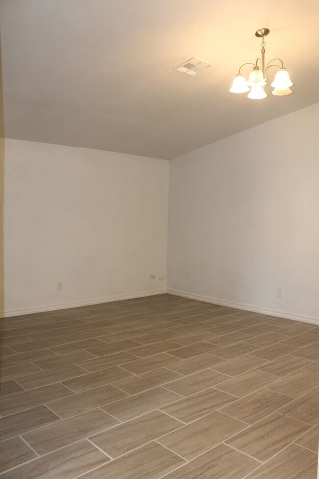 Building Photo - 2 bed & office on the South Side!