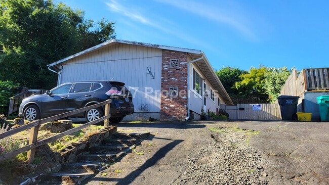 Building Photo - 634 N Watts St