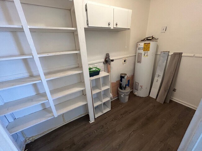 Building Photo - Cozy and stylish duplex in Bradenton, your home away from home! Pet friendly