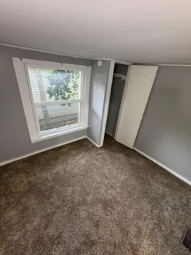 Building Photo - 3 bedroom/1 bath house for rent