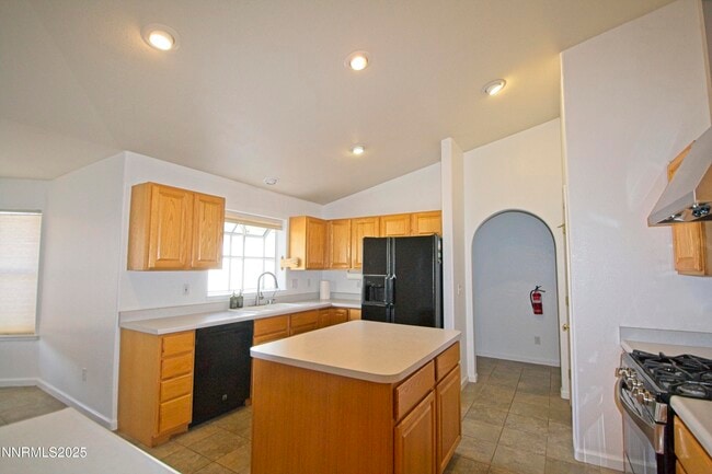 Building Photo - 1905 Lakeshore Dr