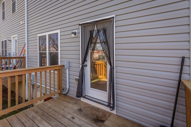 Building Photo - 135 Swallow Dr
