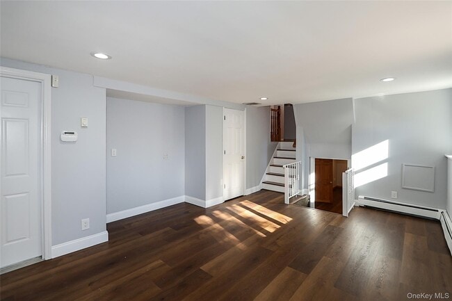 Building Photo - 91 Birchwood Park Dr