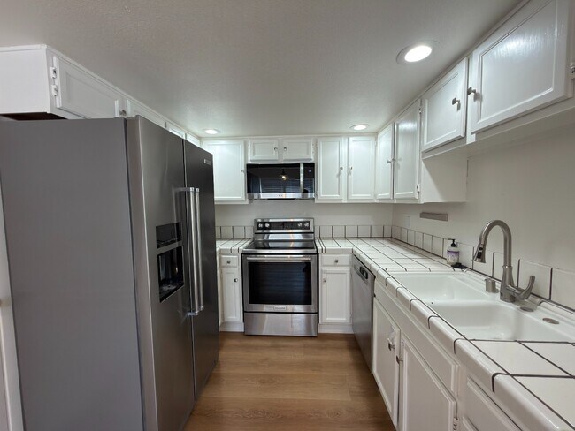 Building Photo - Prime Santa Clara Location | Bright 3BR/2.5BA End-Unit | 2 Primary Suites | Central Heat & AC