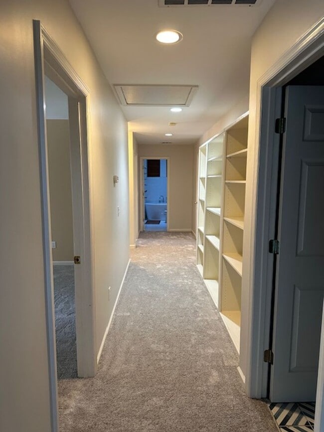 Building Photo - 5 Bridle Ct