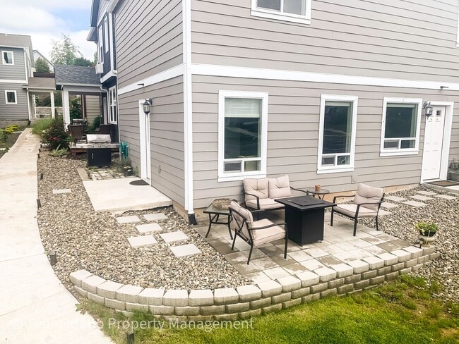 Building Photo - Single Family Home with Attached Garage