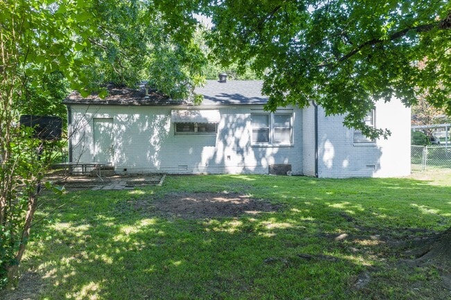 Building Photo - Freshly Updated House