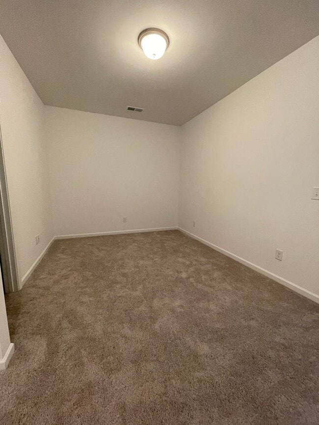 Building Photo - 3 bed 2.5 Bath Townhouse. Shelbyville