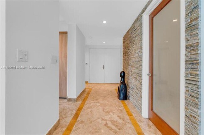 Building Photo - 1331 Brickell Bay Dr