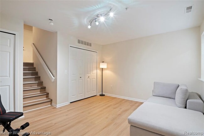 Building Photo - 420 Old Pine Way