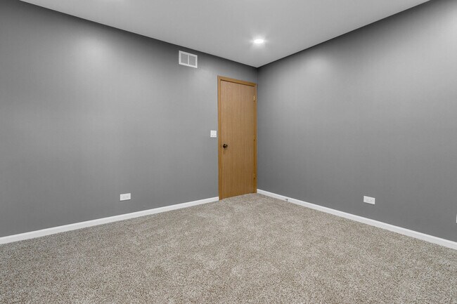 Building Photo - 2S601 River Oaks Dr