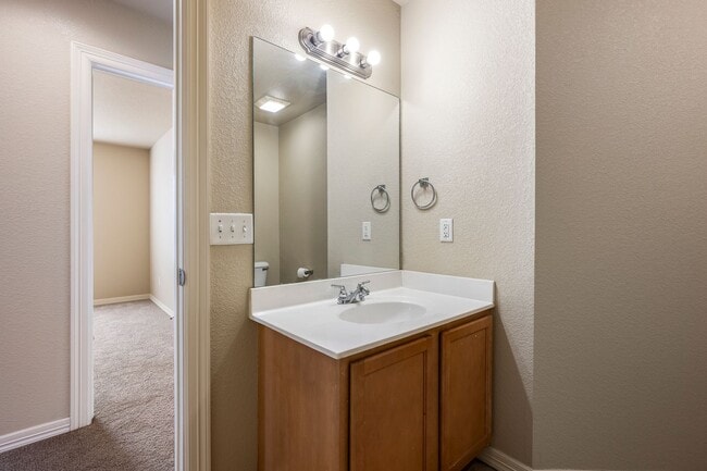 Building Photo - Charming 3BR, 2.5BA Rental Home with Moder...