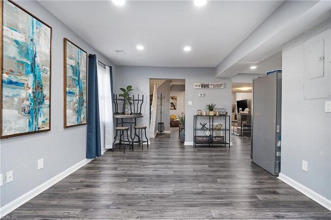 Building Photo - Spacious VB Townhouse!