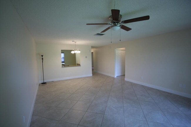 Building Photo - 1303 Lakeview Dr E