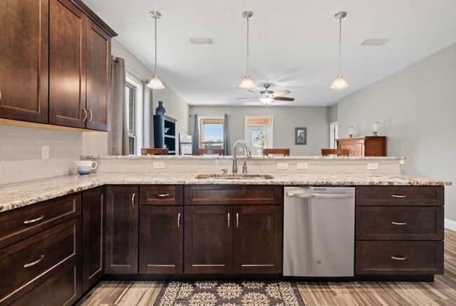 Building Photo - Solar-Powered 4BR Home Near Eglin & Hurlburt AFB– Fort Walton Beach!