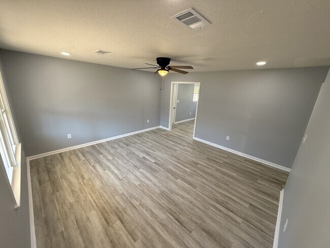 Building Photo - 3 Bedroom House, GREAT LOCATION *FIRST MONTH FREE*