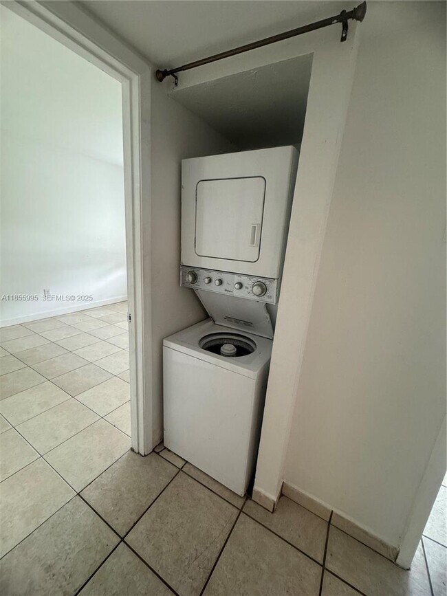 Building Photo - 2705 W 64th Pl