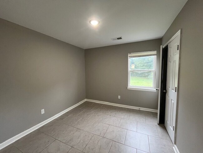Building Photo - Renovated 4 Bedroom 2 Bath Home for Rent!!