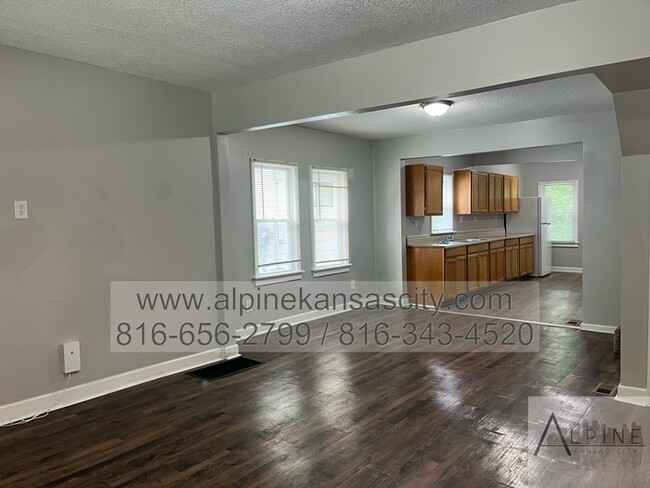 Building Photo - Spacious Upstairs Loft with Bathroom!