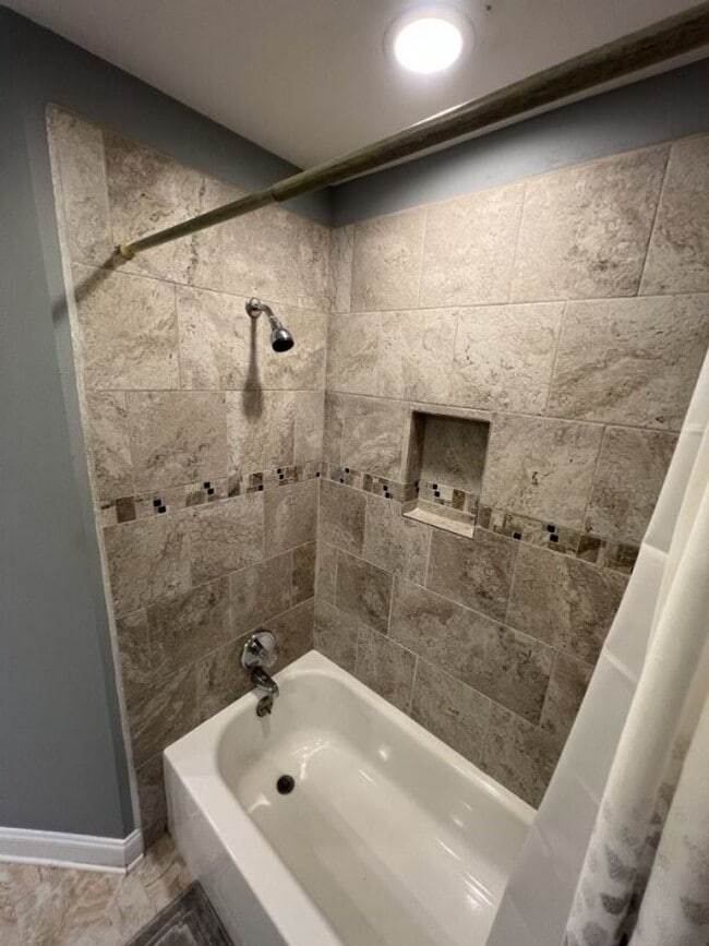 Building Photo - Must See!  Trendy 3 bedroom, 2 bath home i...