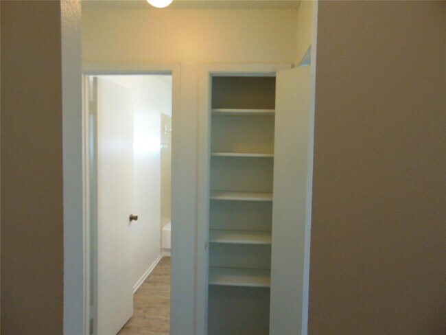 Building Photo - 604 Mistywood Cir