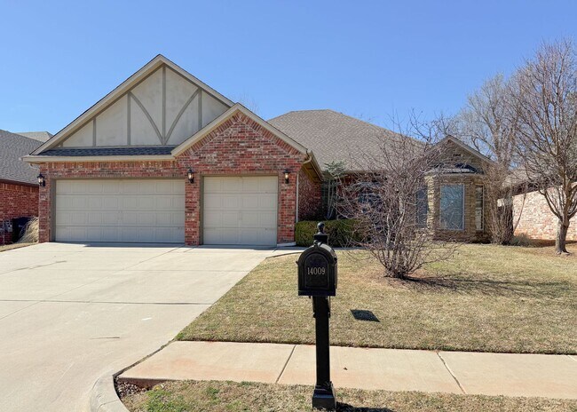 Building Photo - 3 Bed, 2.5 Bath Home in Oxford Park – Open Layout & Tall Ceilings