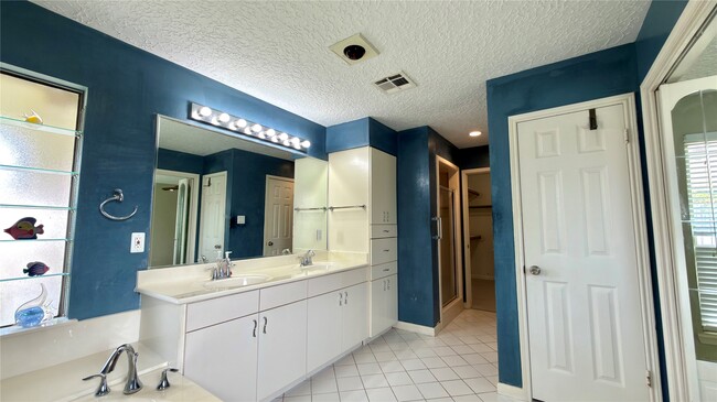 Building Photo - 14834 Charlmont Dr