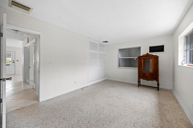 Building Photo - 1828 N Palmway