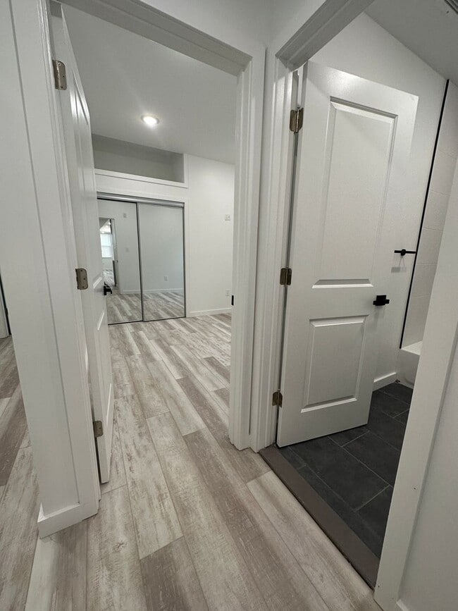 Building Photo - Modern & spacious 2Bedroom 1Bath Apartment