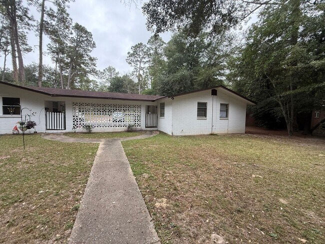 Building Photo - 714 8th Ave