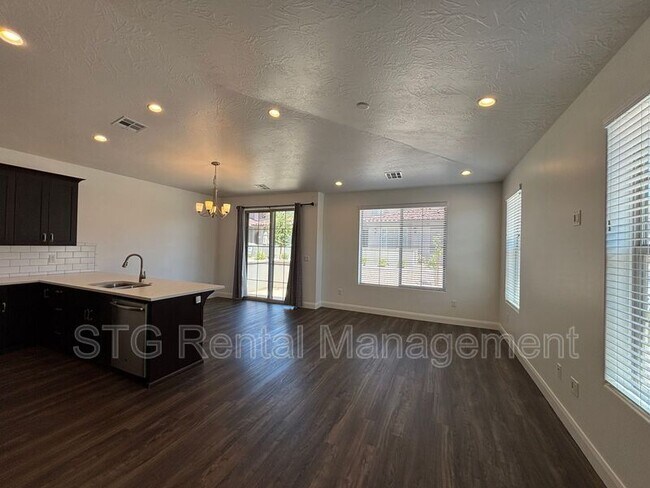 Building Photo - 1092 Alegre Alley