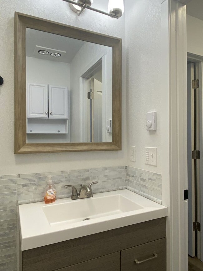 Building Photo - Remodeled Cottage