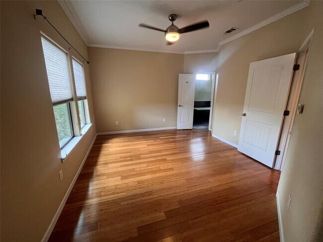 Building Photo - 1038 E 43rd St