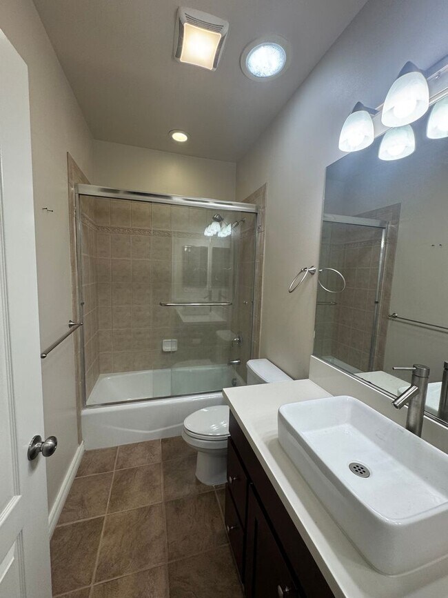 Building Photo - Monrovia 3beds 2.5 bath PUD for lease