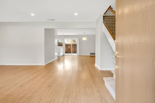 Building Photo - Spacious 4-Bedroom, 2.5-Bath Townhouse Clo...