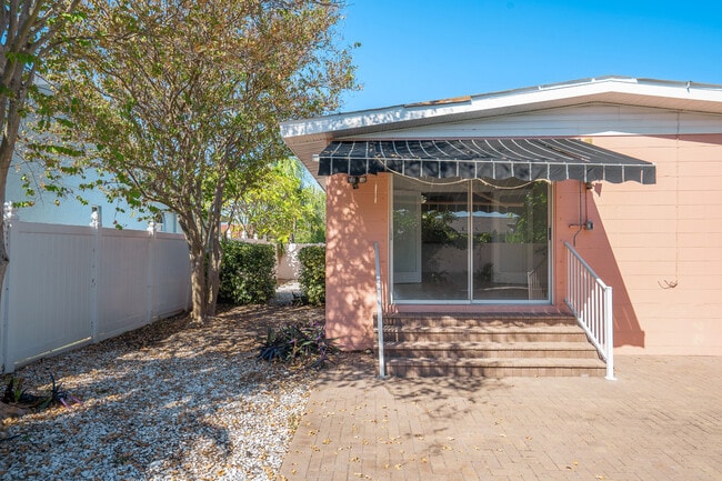 Building Photo - 2173 W Vina Del Mar Blvd