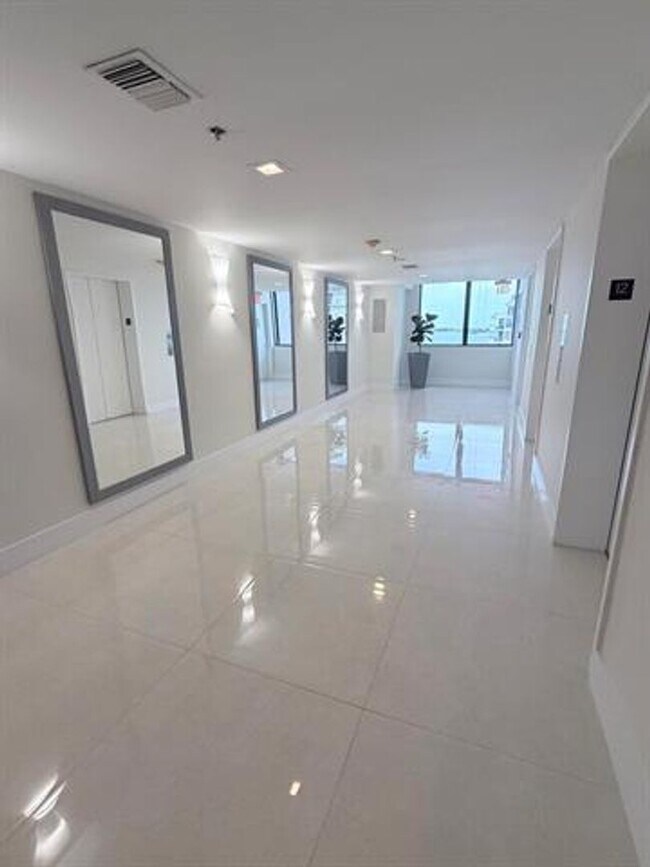 Building Photo - 540 Brickell Key Dr