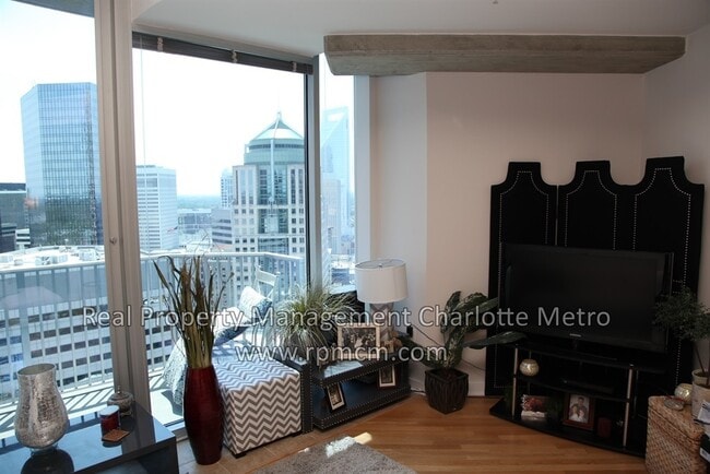 Building Photo - Fabulous Uptown View from 33rd Story Suite
