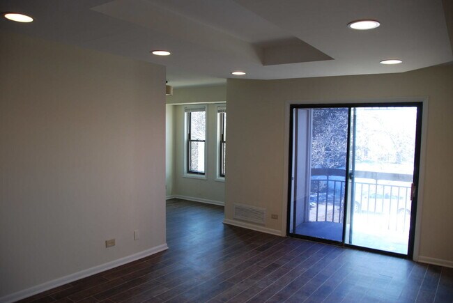 Building Photo - 2216 Country Club Dr