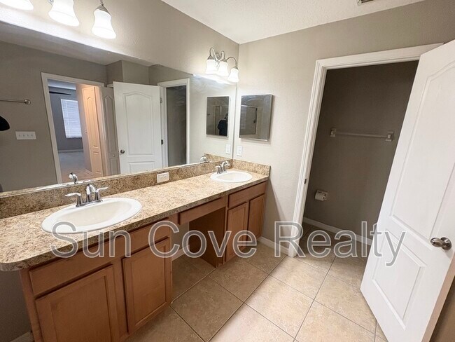 Building Photo - 2111 Roanoke Springs Dr