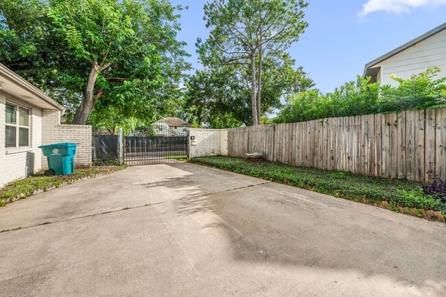 Building Photo - 2227 Parana Dr